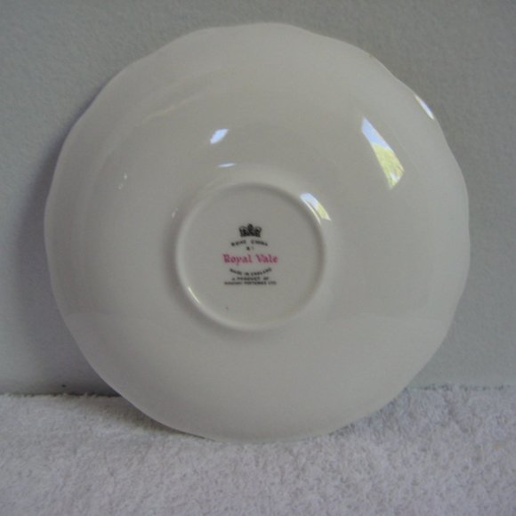 Vintage Royal Vale English Bone China Teacup and Saucer,  pattern 7788 - Picture 3 of 4
